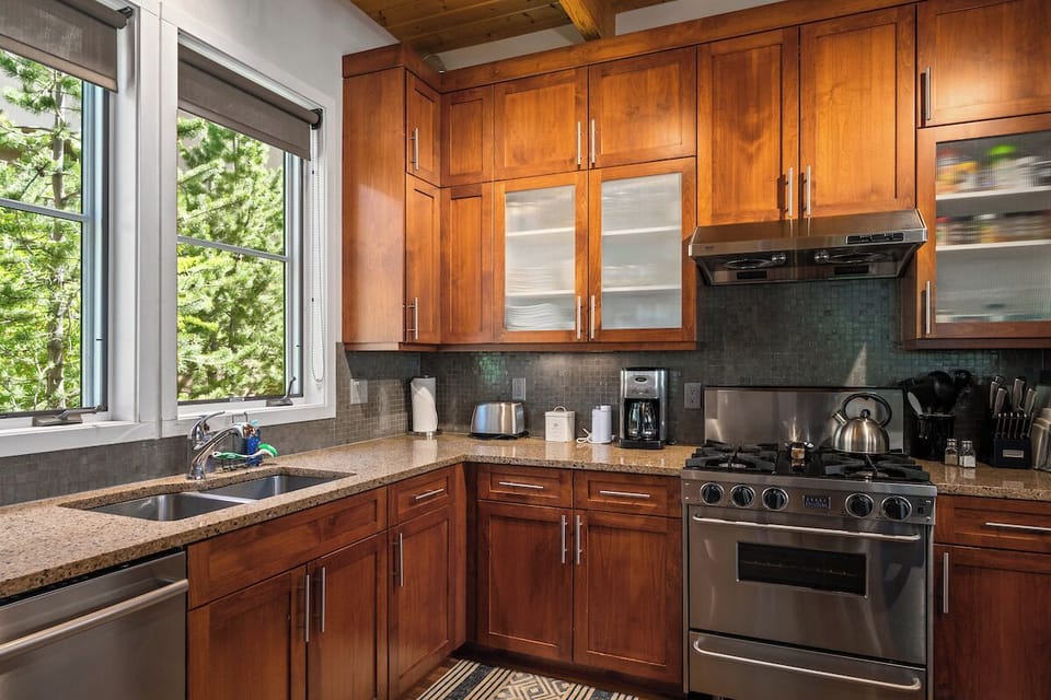 Counterspace, oven, cabinets