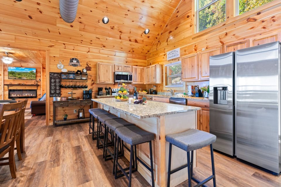 Family Cabin | Private kitchen | Fridge, microwave, oven, stovetop