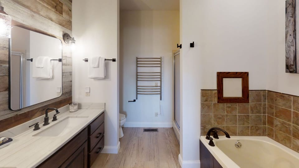 Indoors, Sink, Tub, Sink Faucet, Bathtub
