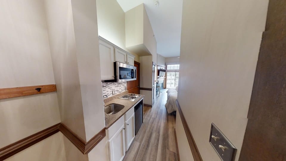 Indoors, Floor, Sink, Flooring, Screen
