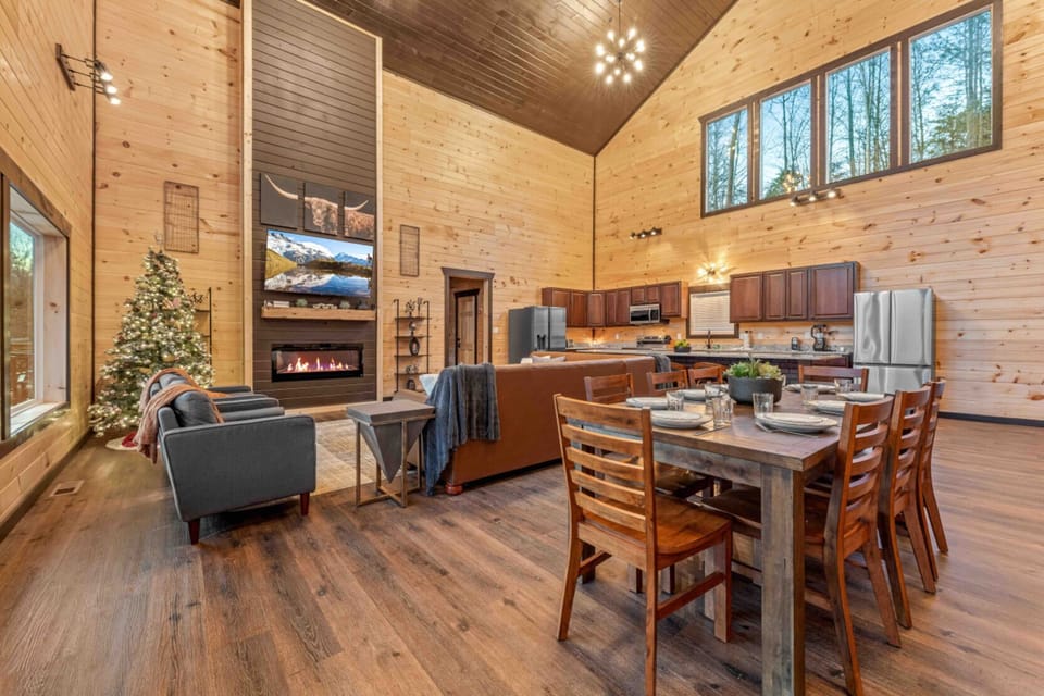 Luxury Cabin, Mountain View | Dining room