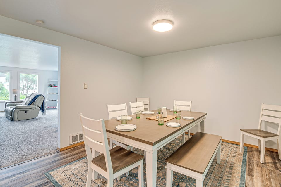 Dining Area | Dishware & Flatware Provided