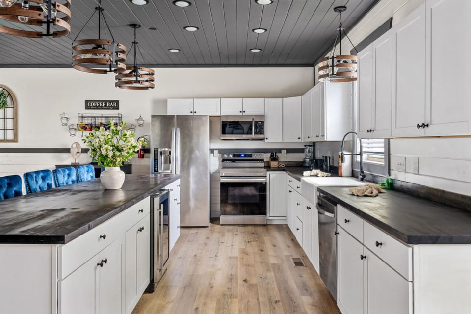 Luxury Cabin, Mountain View | Private kitchen | Fridge, microwave, oven, stovetop