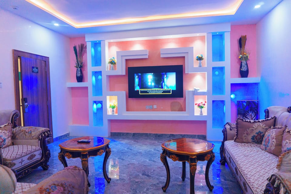 Deluxe Single Room, City View | In-room dining