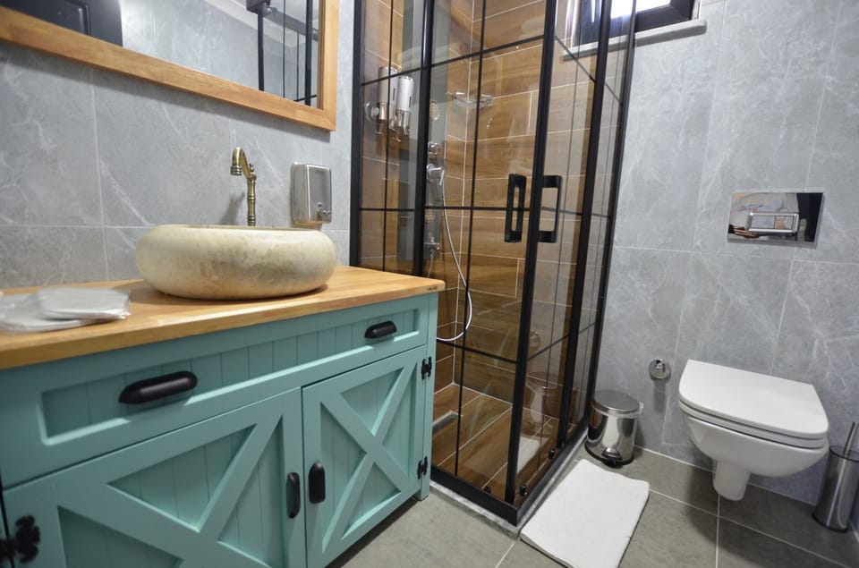 Deluxe Double Room, Sea View | Bathroom | Shower, hydromassage showerhead, free toiletries, hair dryer