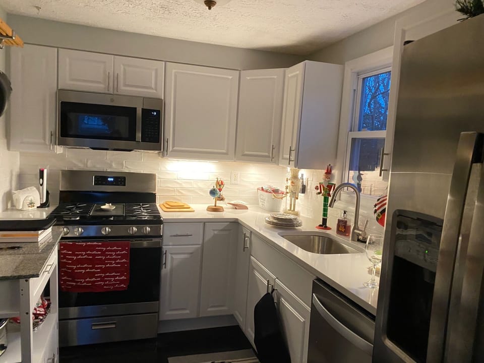 fully stocked kitchen/microwave/Kcup coffee/toasted blender crock pot etc