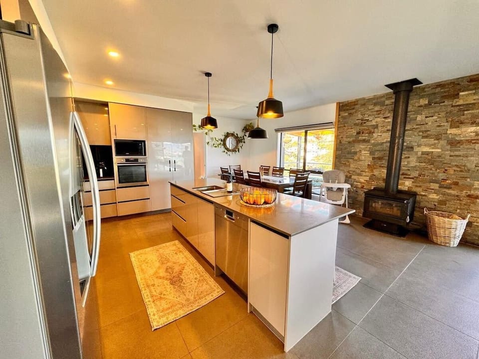 Full stone bench chef's kitchen