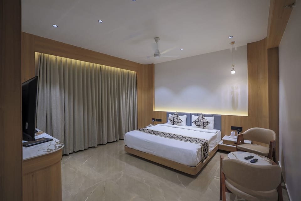 Deluxe Room | Desk, laptop workspace