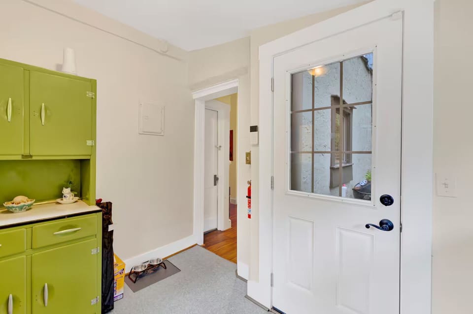 Back entrance with a special corner just for your furry friend – dog bowls included!