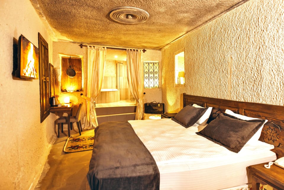 Luxury Double Room | Blackout drapes, soundproofing, iron/ironing board, free WiFi