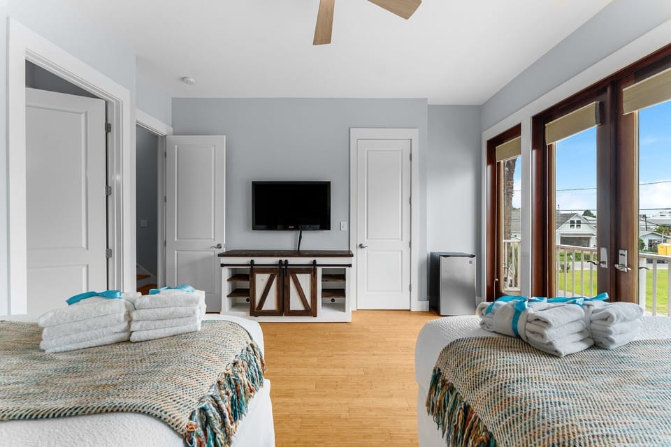 Beach Bay Getaway! Bayfront 4BR 4BA House Sleeps 12 Private Pool Boat Dock House in Lower Grand Lagoon