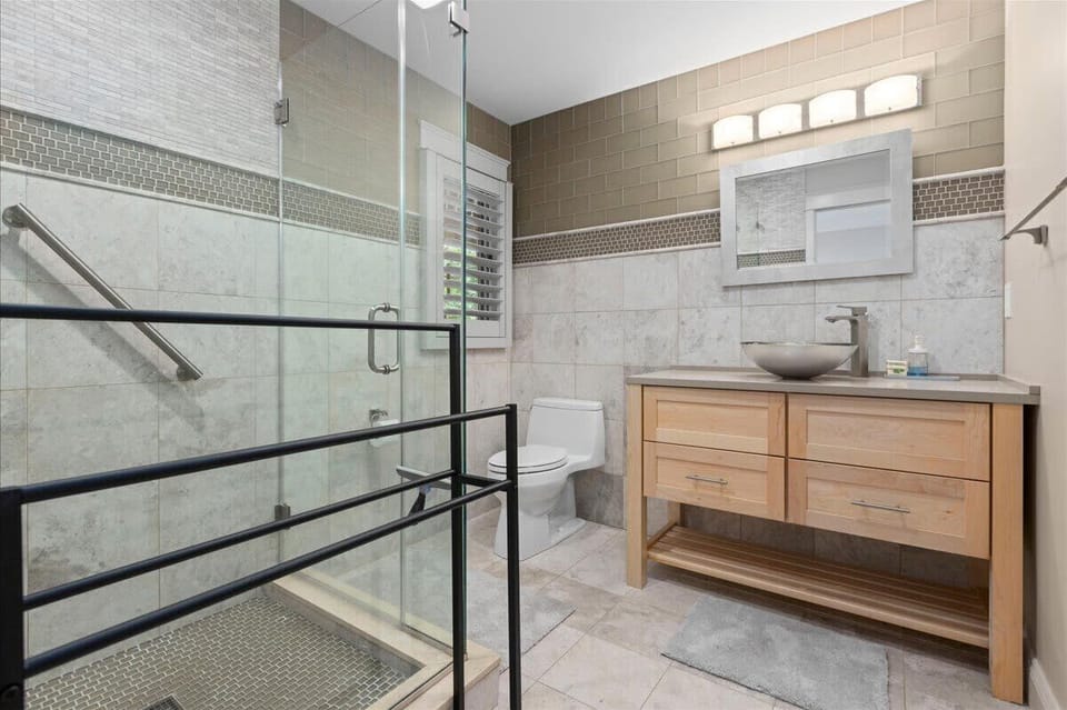 1st Floor Suite Bathroom
