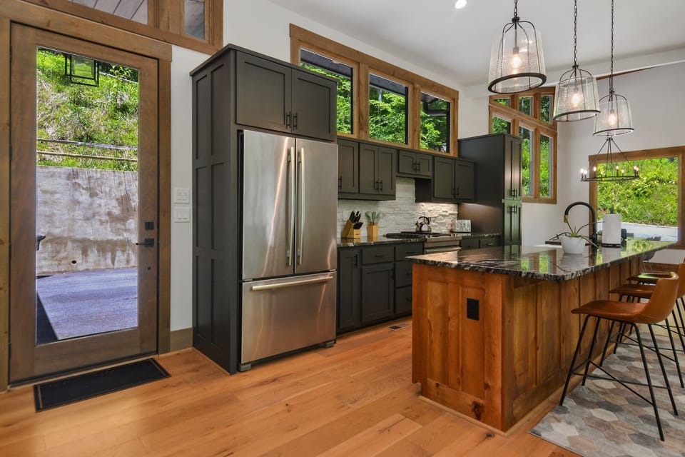 Prepare your vacation meals together in this well-stocked kitchen