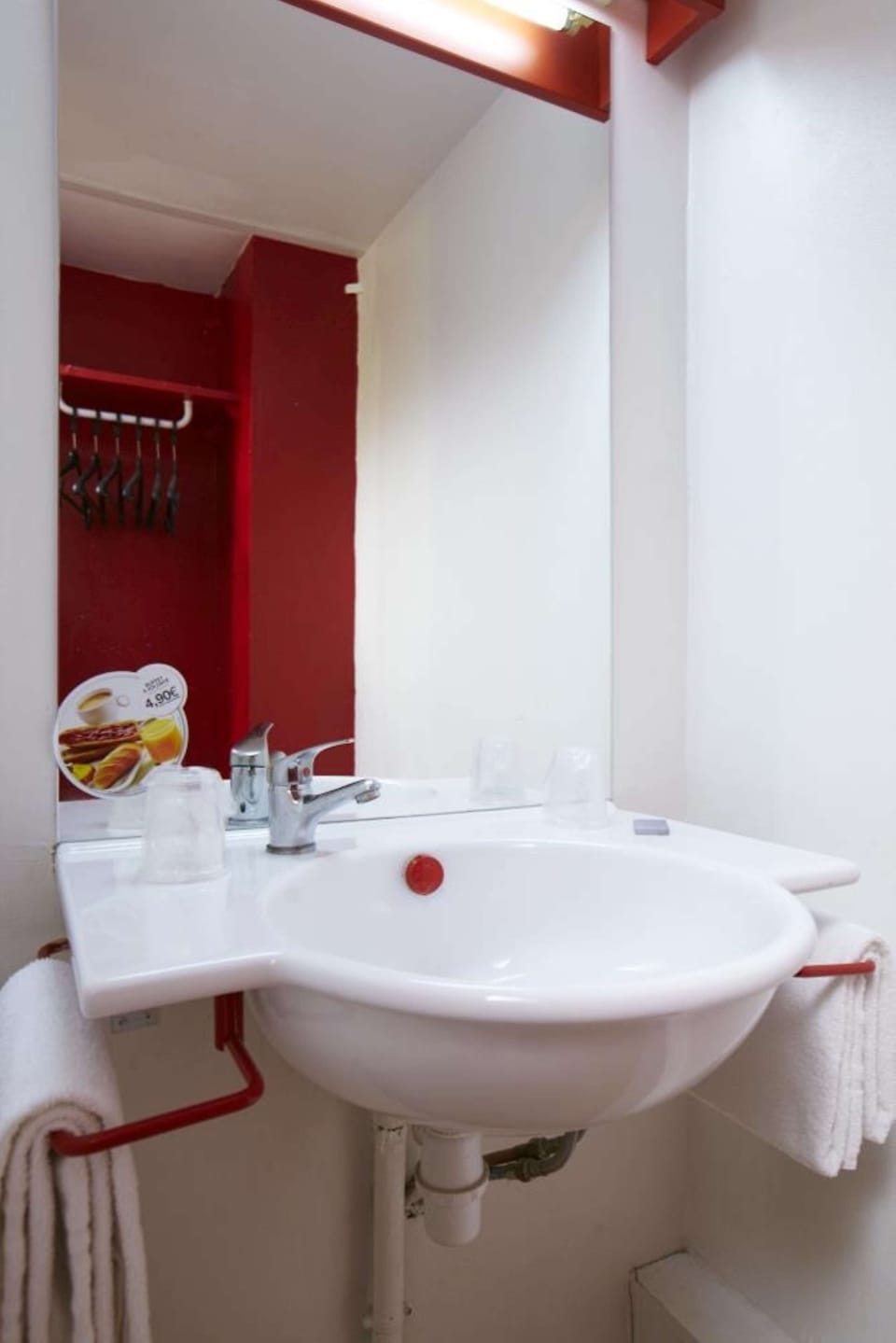 Shower, eco-friendly toiletries, towels