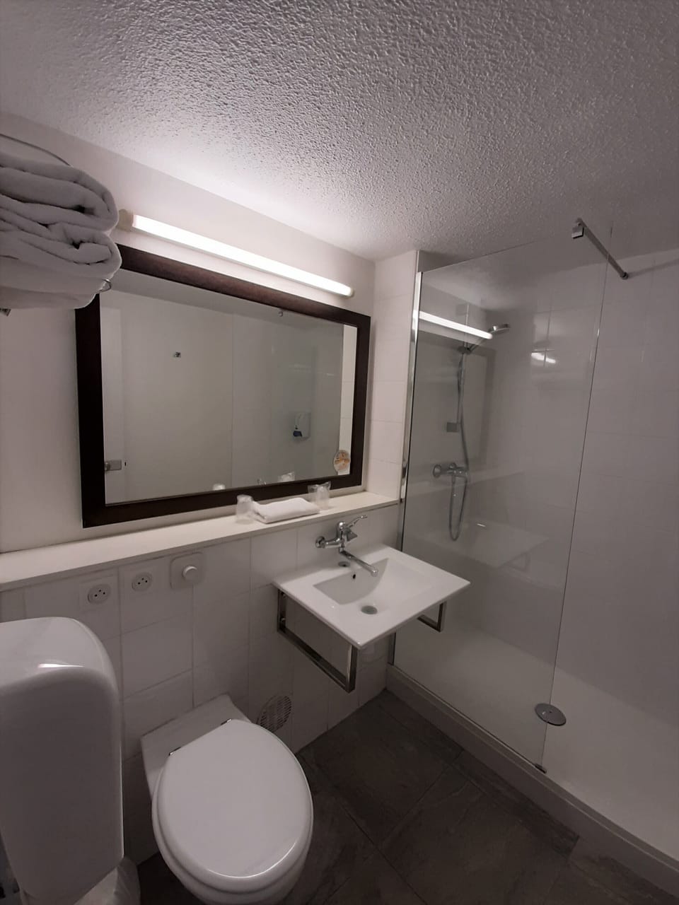 Shower, eco-friendly toiletries, towels
