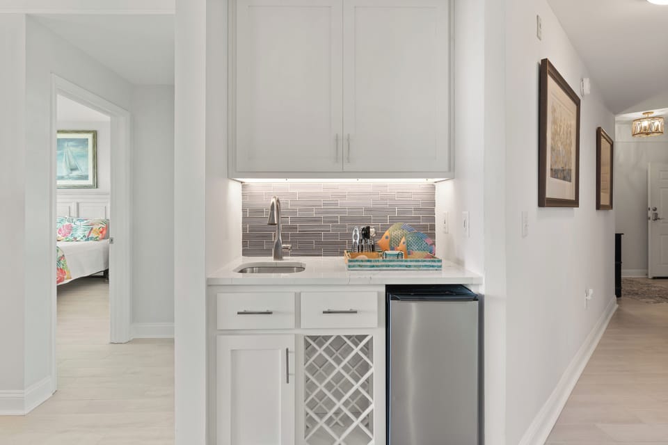 11.   St. Simons Grand 214 - Wet bar