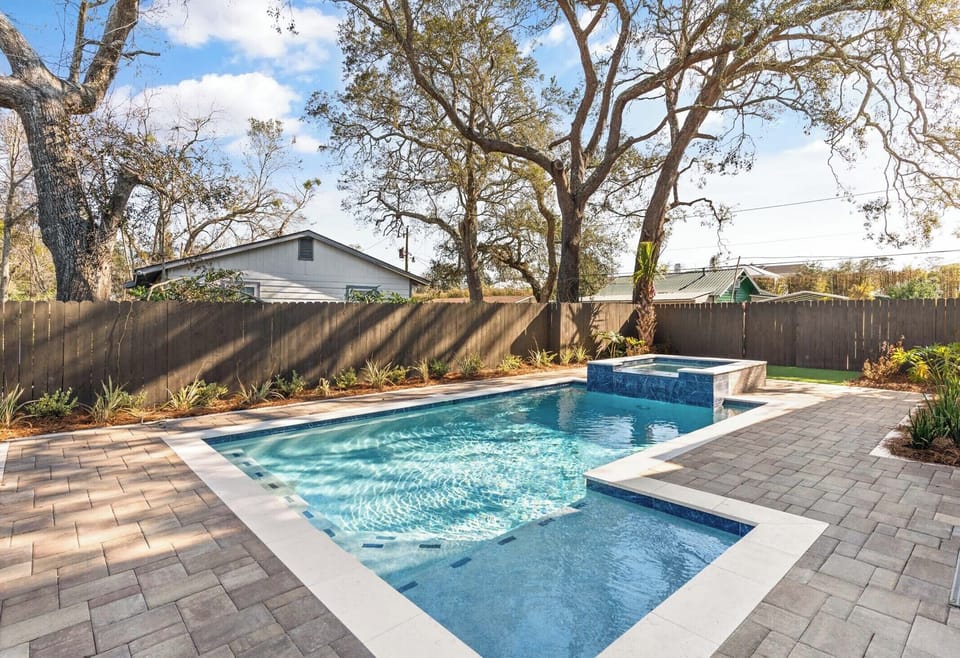 Time Flys - Spacious Pool with Spa Overflow