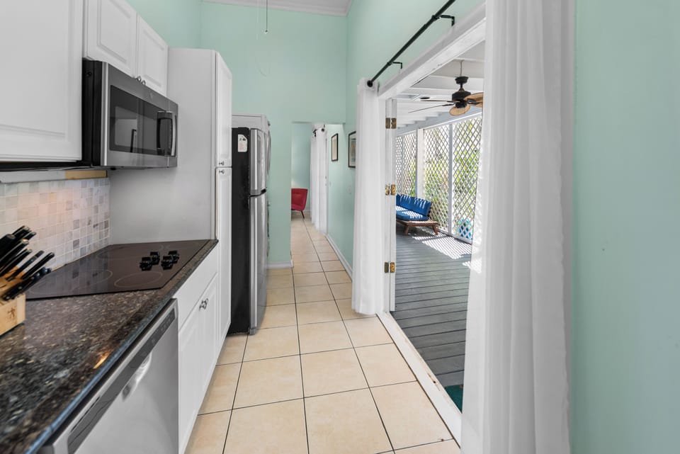 Full kitchen/2nd entry to walkout private, enclosed patio