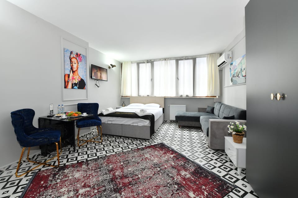 Deluxe Suite | 1 bedroom, desk, blackout drapes, iron/ironing board (on request)