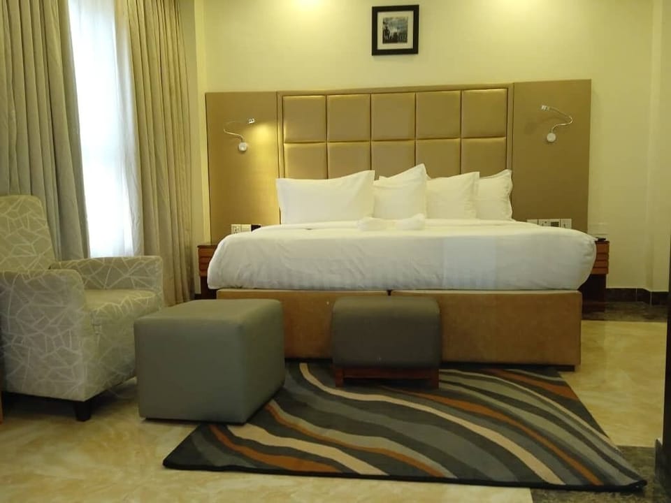 Superior Room, 1 King Bed, Non Smoking | In-room safe, blackout drapes, free WiFi, bed sheets