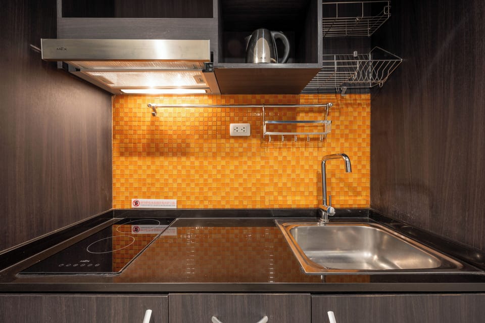 Superior Studio | Private kitchenette | Fridge, stovetop, cookware/dishes/utensils