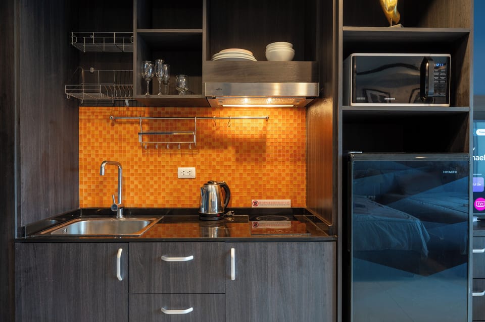 City Studio | Private kitchenette | Fridge, stovetop, cookware/dishes/utensils