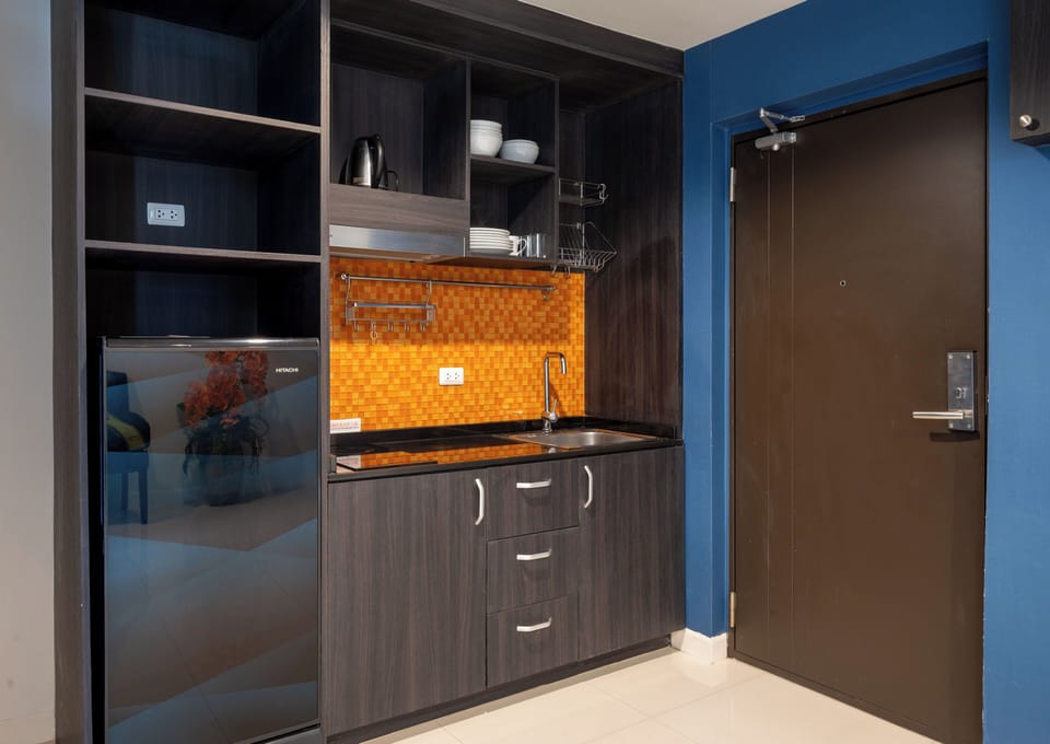 Classic Apartment | Private kitchenette | Fridge, stovetop, cookware/dishes/utensils