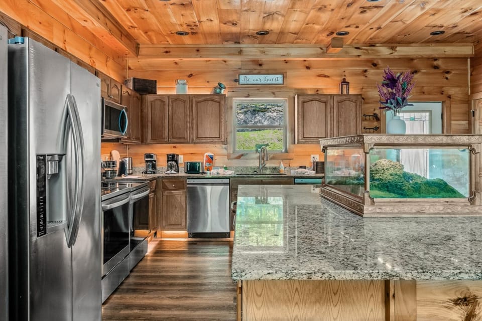 Family Cabin | Private kitchen | Fridge, microwave, oven, stovetop