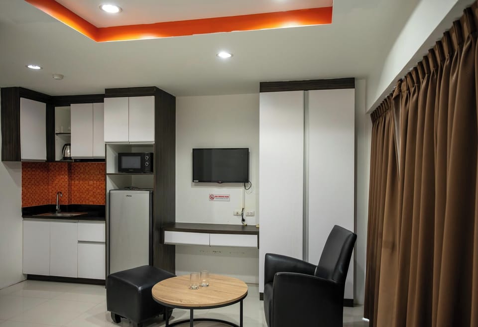 Standard Studio, 2 Twin Beds, Balcony | In-room safe, free WiFi