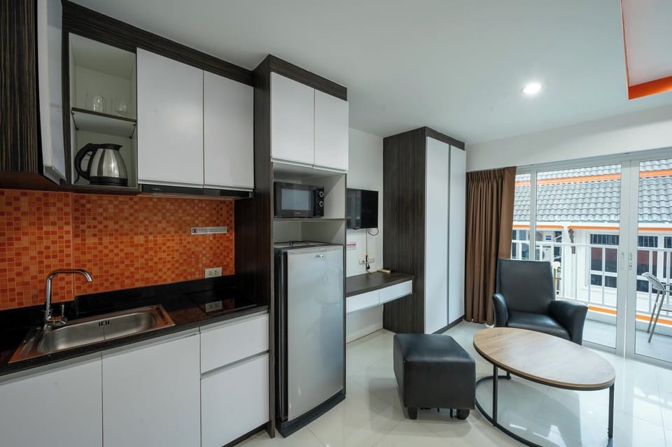 Standard Studio, 2 Twin Beds, Balcony | In-room safe, free WiFi