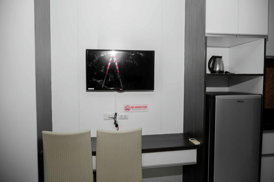 Studio, 2 Twin Beds, Balcony | In-room safe, free WiFi