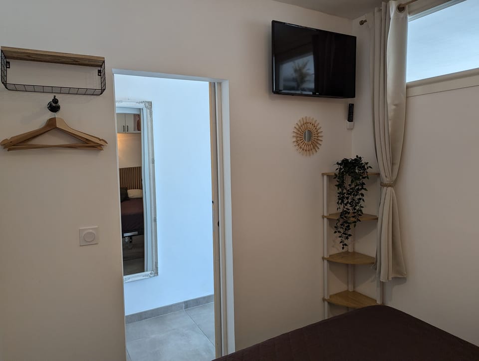 Bright room equipped with a television for optimal comfort