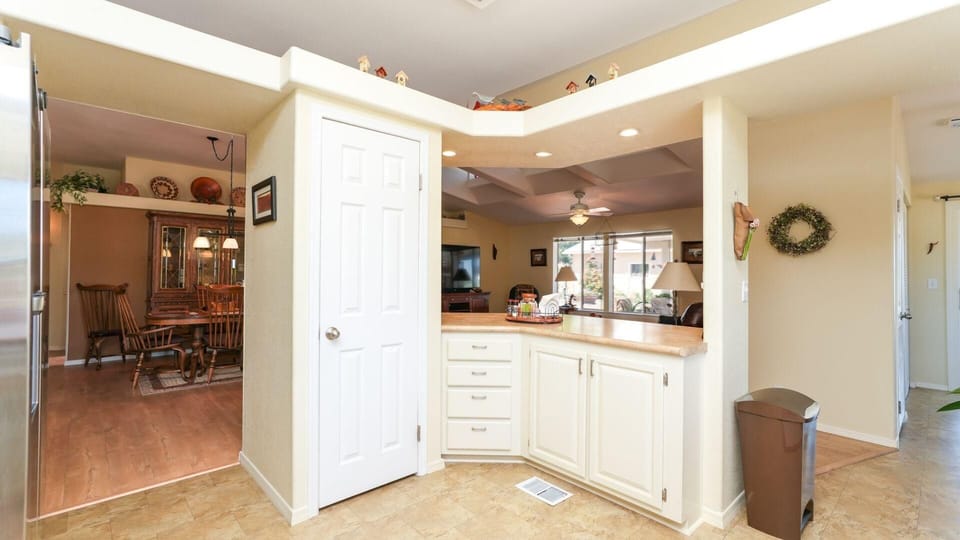 Pantry & breakfast bar