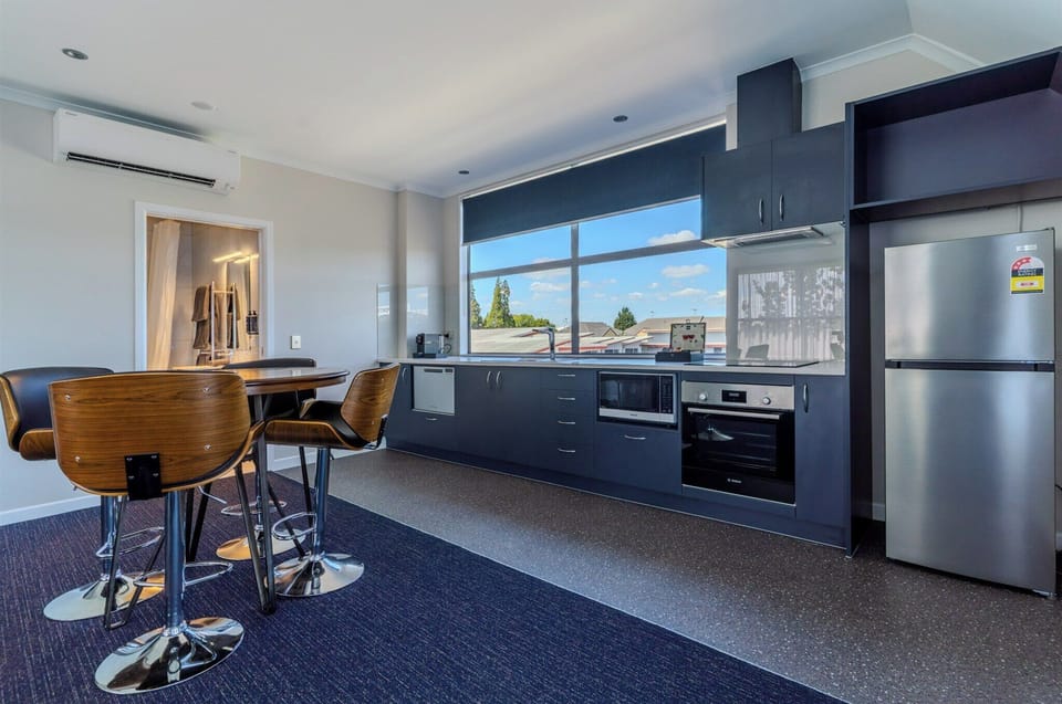 Executive Studio Suite, 1 King Bed | Microwave