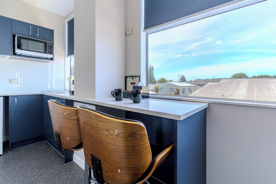 Premium Studio Suite, 1 Queen Bed, Bathtub | Microwave