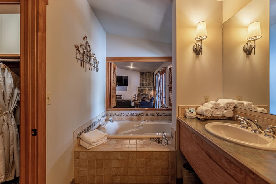 Autumn Suite | Bathroom | Hair dryer, bathrobes, slippers, towels
