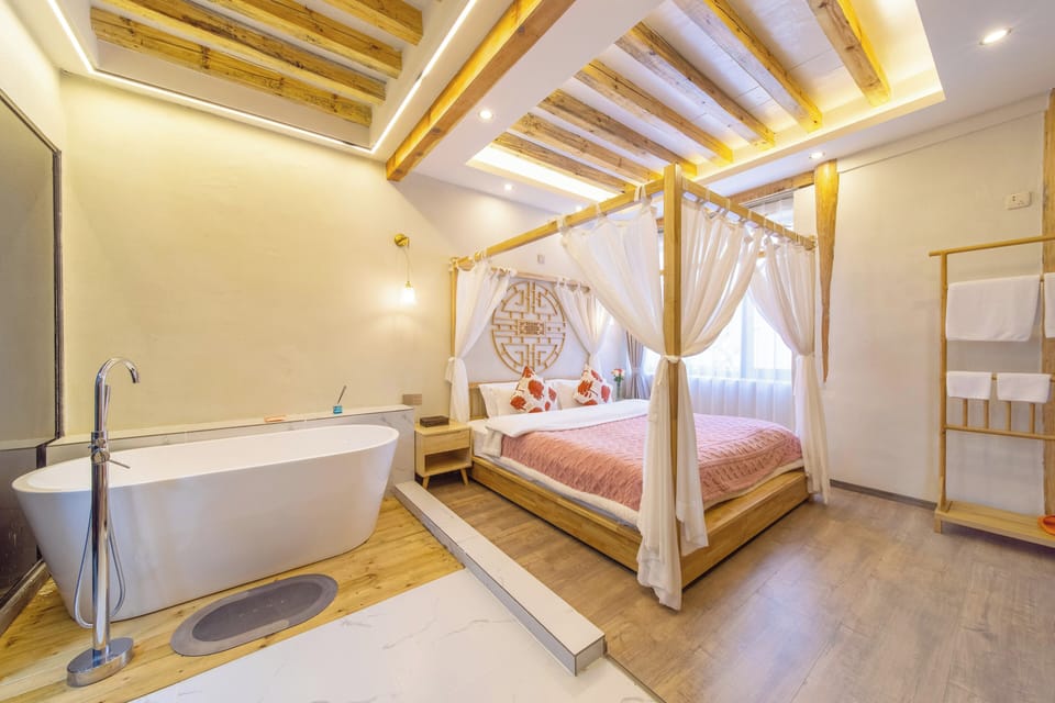 Premier Double Room, 1 Queen Bed, Courtyard View | WiFi (free)