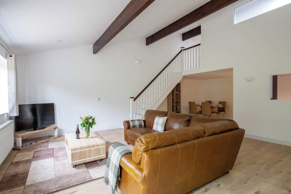 Spacious open plan living room with desk, Smart TV, wifi, dining area