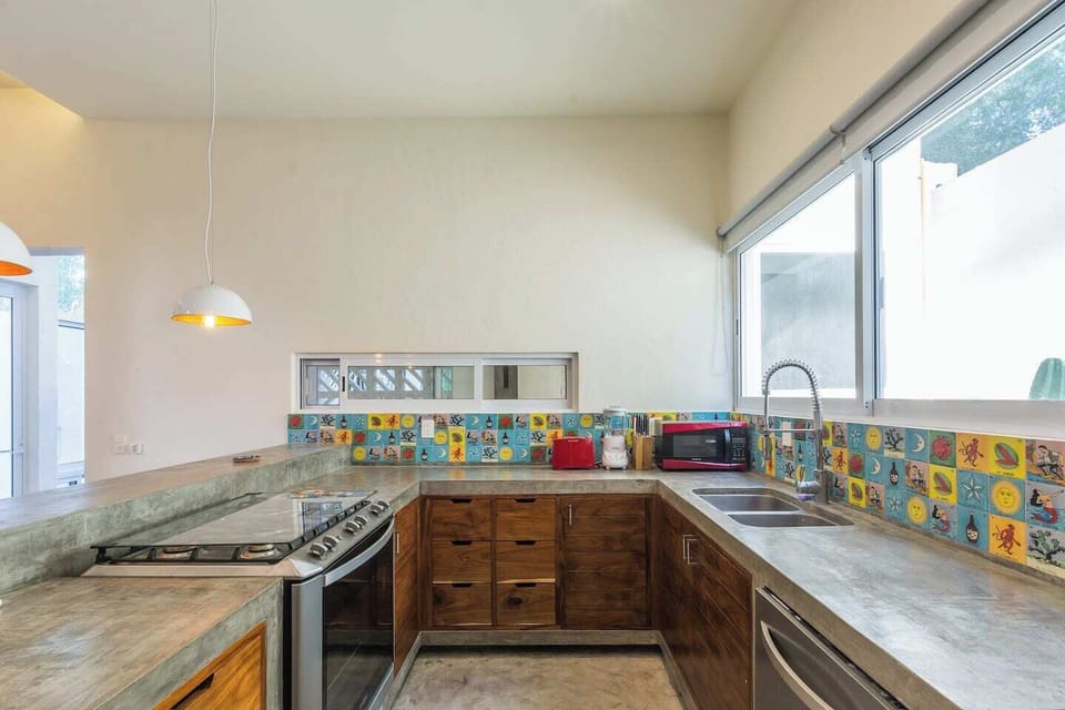 Fully equipped kitchen (gas stove, oven, dishwasher, microwave, toaster, panini maker, mixer, coffee machine) 