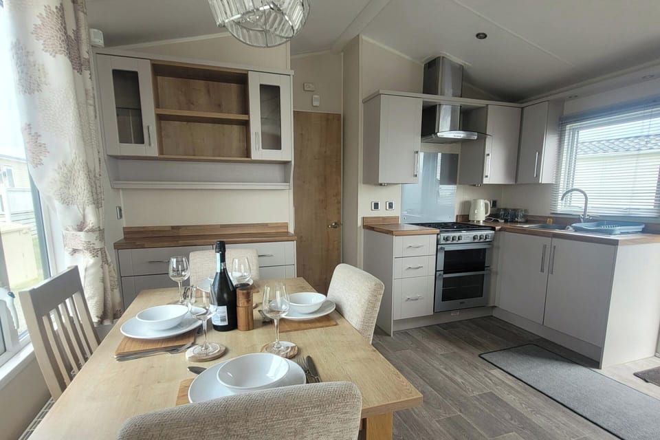 Cabin | Private kitchen | Fridge, microwave, oven, stovetop