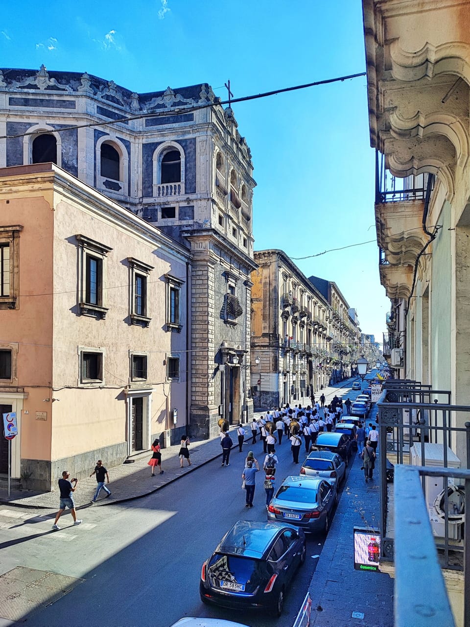 Via Garibaldi e la Chiesa di Santa Chiara.
