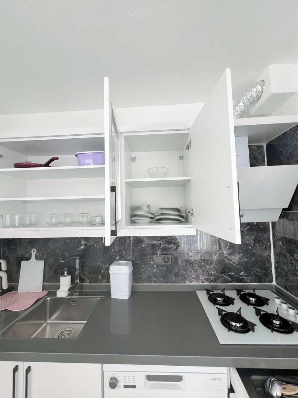 Full-size fridge, oven, stovetop, dishwasher