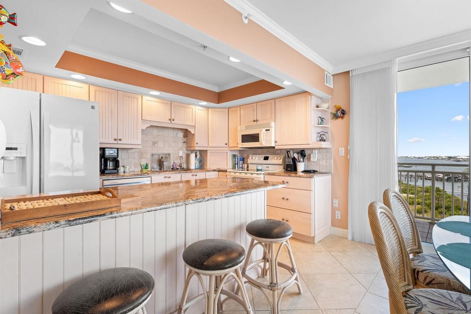 Condo, Multiple Beds (SeaSpray Riverside 611) | Private kitchen | Paper towels