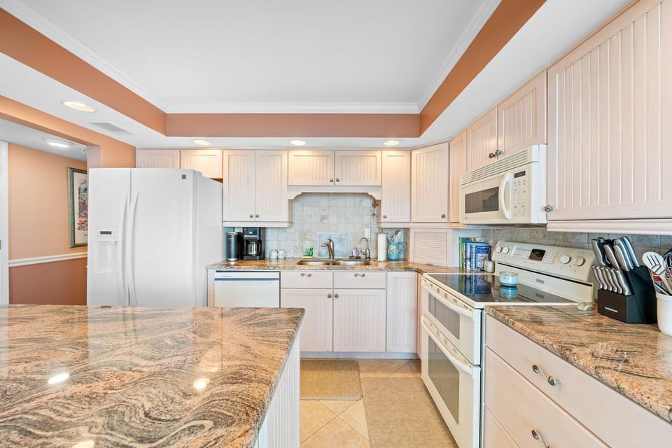 Condo, Multiple Beds (SeaSpray Riverside 611) | Private kitchen | Paper towels