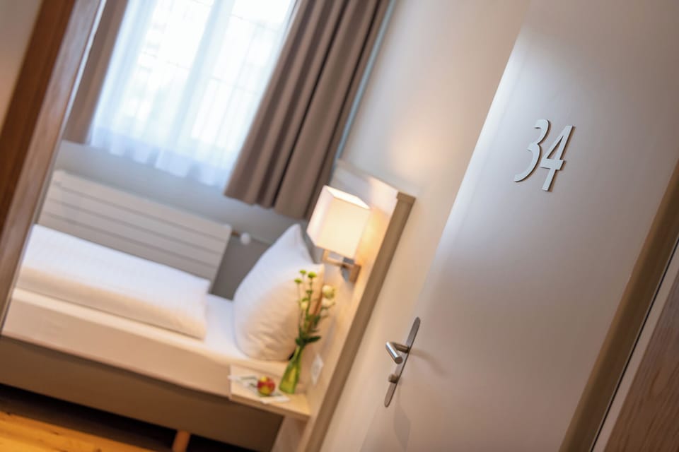 Single Room, Courtyard View | Hypo-allergenic bedding, down comforters, desk, laptop workspace
