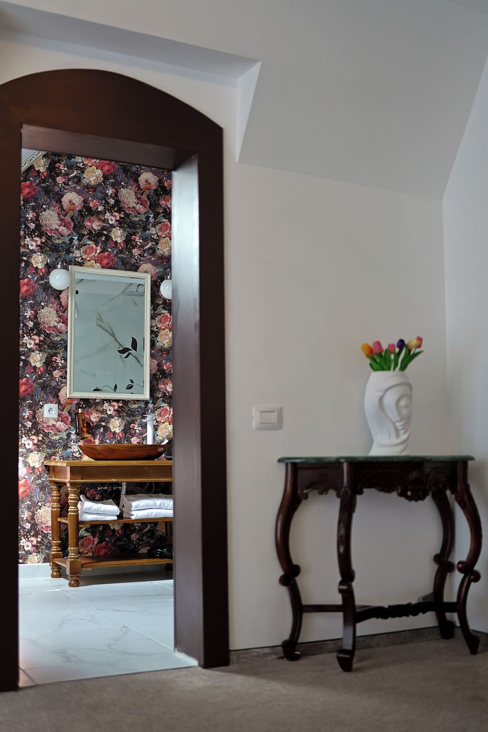 King Apartment | Bathroom | Shower, free toiletries, hair dryer, slippers
