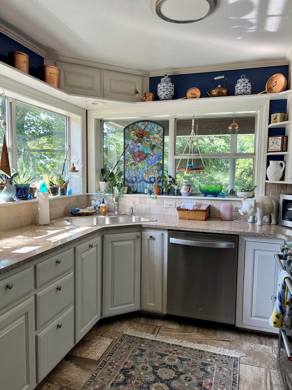 Full kitchen: dishwasher, fridge/freezer, gas oven/stove, microwave, blender