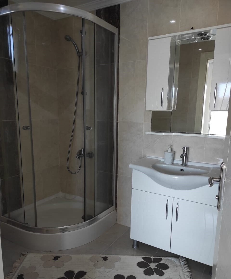 Basic Double Room, 1 Double Bed, Garden View | Bathroom | Shower, hair dryer, towels