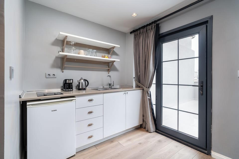 Signature Penthouse, 1 Queen Bed, City View, Executive Level | Private kitchen | Mini-fridge, stovetop, coffee/tea maker, electric kettle
