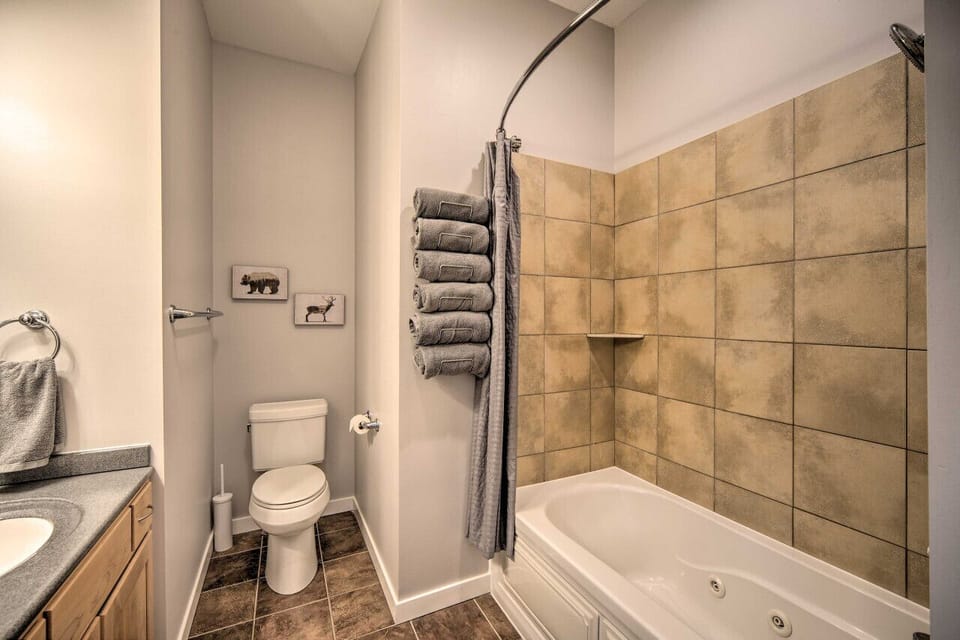 Full Bathroom | Complimentary Toiletries Provided | Upper Floor